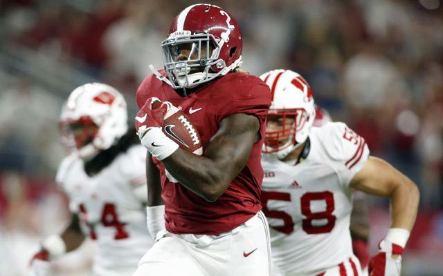 Derrick Henry Alabama39s Derrick Henry sprints through Wisconsin toward