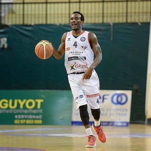 Destin Damachoua Basket Destin Damachoua lAfrique coeur Sport Lorientmavillecom
