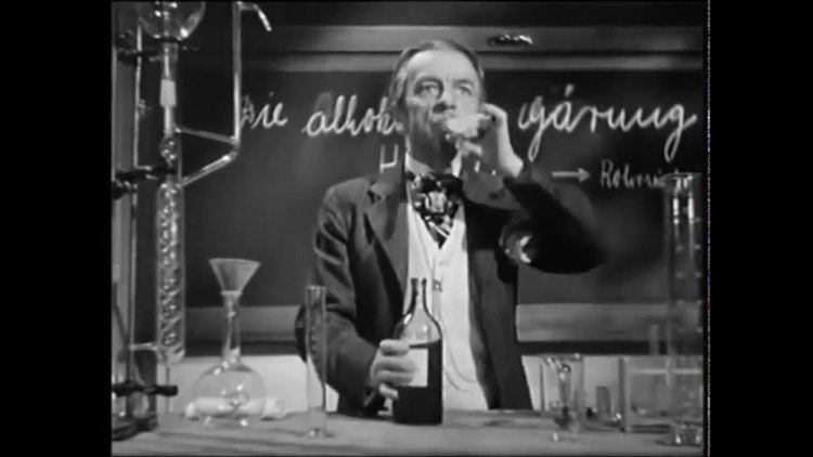 Die Feuerzangenbowle (1944 film) Die Feuerzangenbowle 1944 Der Heidelbeerwein die alkoholische