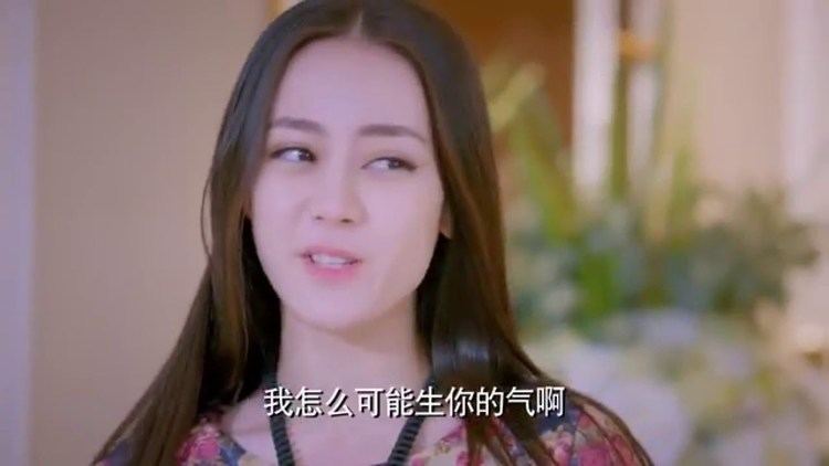 Dilraba Dilmurat talking to someone while wearing a pink and blue blouse and ID lace