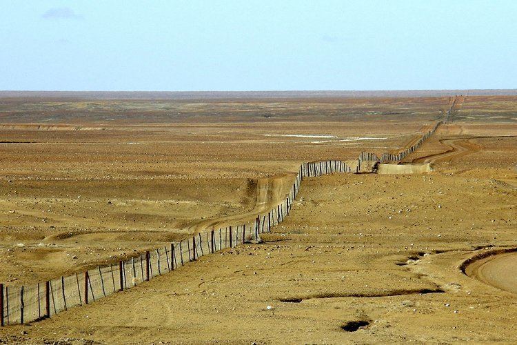 Dingo Fence Dingo Fence crossing the barren Moon Plain