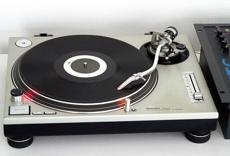 Direct-drive turntable