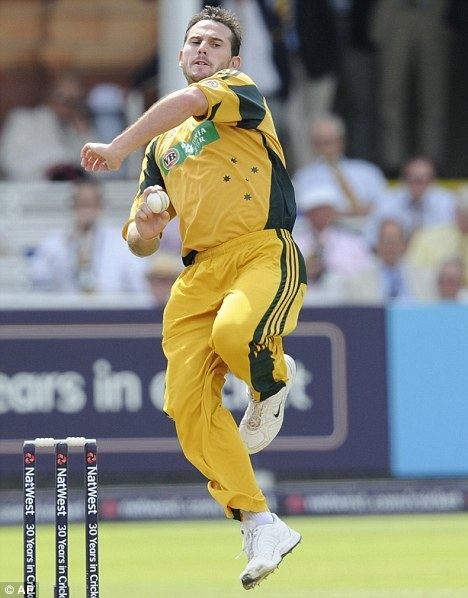 Shaun Tait has joined Essex for the Friends Life t20 and Dirk Nannes