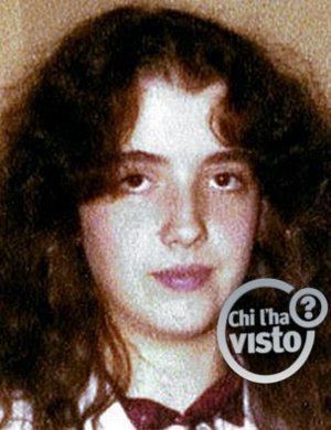 Mirella Gregori is serious, has curly long black hair, wearing a checkered shirt at the right is a word inside a circle “Chi l’ha VISTO?”