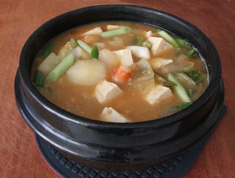 Doenjang-jjigae Fermented soybean paste stew mixed with fresh salad Doenjangjjigae