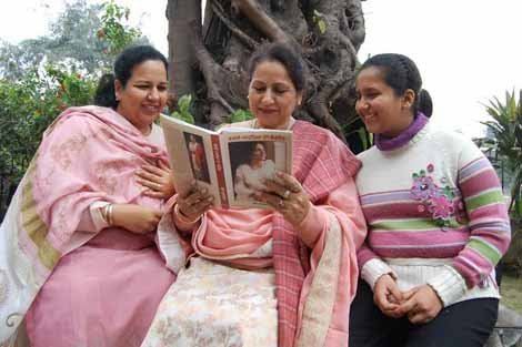 Dolly Guleria Vagde Paniyan Da Sangeet Dolly Guleria releases her book on her