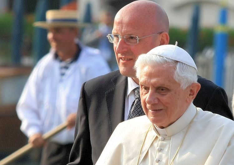 Domenico Giani Papal apartment and family in Cardinal Ratzinger Pope
