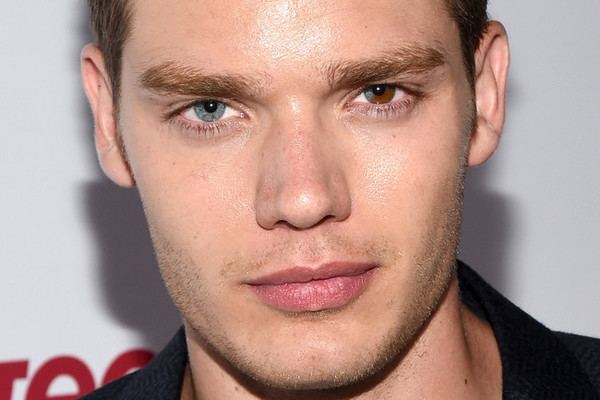 Dominic Sherwood 5 Things to Know About the Guy in Taylor Swift39s 39Style