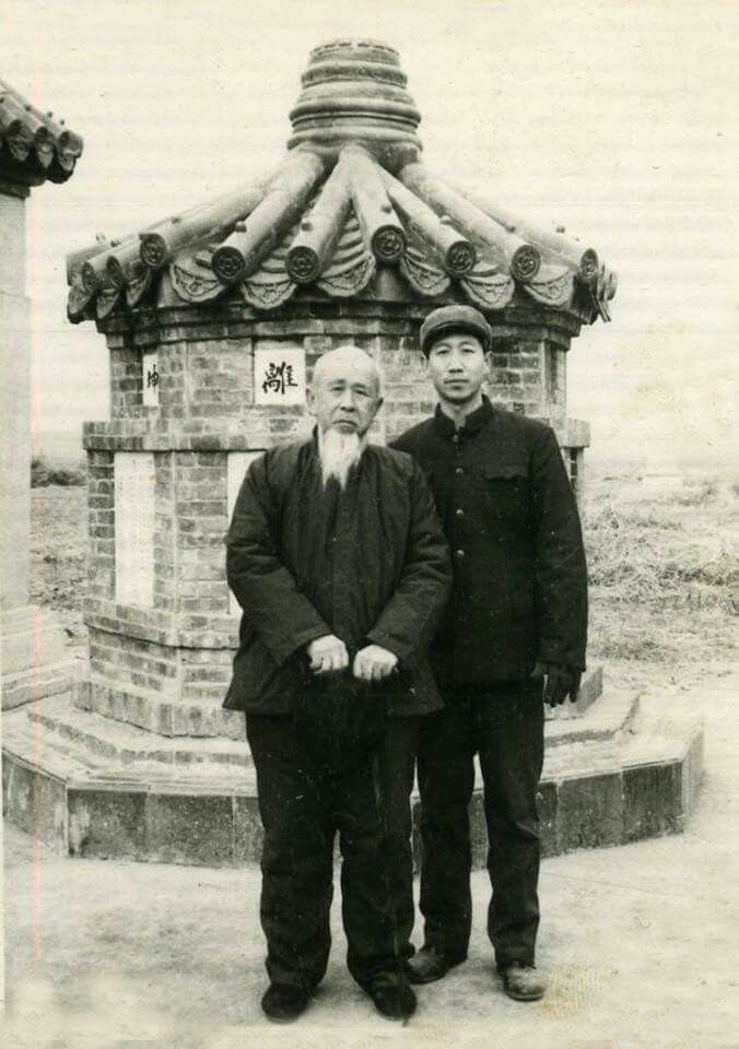 Dong Haichuan Li Ziming with Di Guoyong at the tomb of Dong Hai Chuan the Bagua