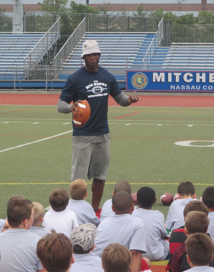 Donny Brady Chris Canty Donny Brady Lend Helping Hand At Big Daddy Football