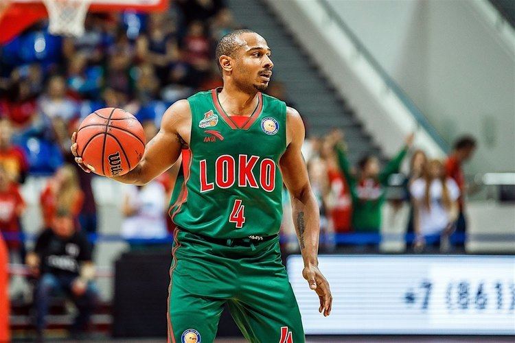 Dontaye Draper Dontaye Draper hits midcourt shot over Diamantidis and Feldeine