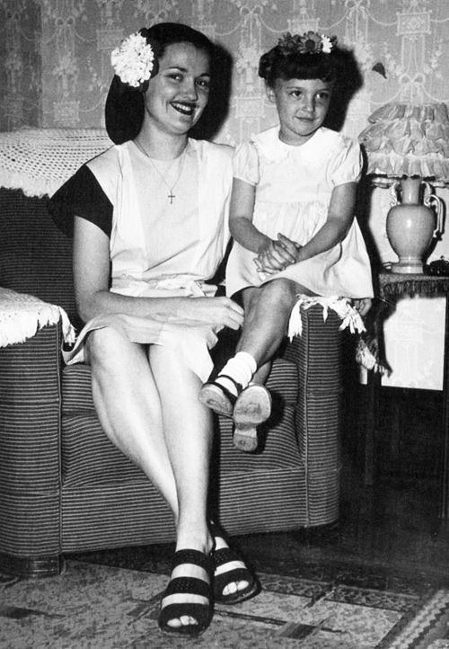 Doris Tate Sharon Tate and her mother Doris Tate pose for a photo