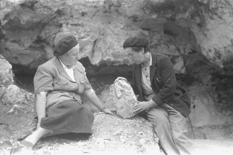 Dorothy Garrod Deux femmes dexception Prhistoric sculpted rock shelters