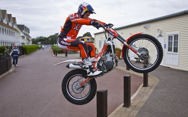 Dougie Lampkin Dougie Lampkin takes on the Snow Village MCN