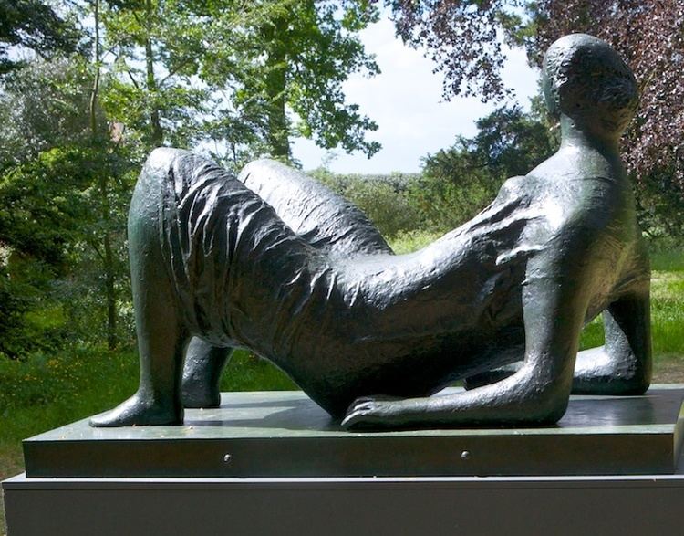 Draped Reclining Figure, 1952–53 Henry Moore Draped Reclining Figure 1952 De spiegel van het
