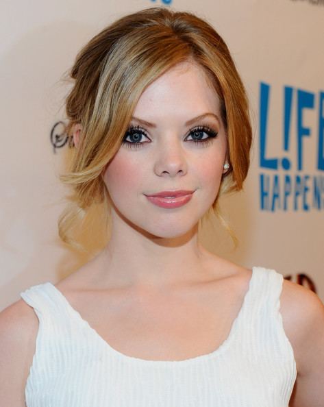 Dreama Walker Dreama Walker Photos Premiere Of quotLfe Happensquot Red