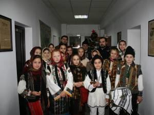 Dărmănești, Suceava Local Elevi de la scoala din Darmanesti au colindat redactia