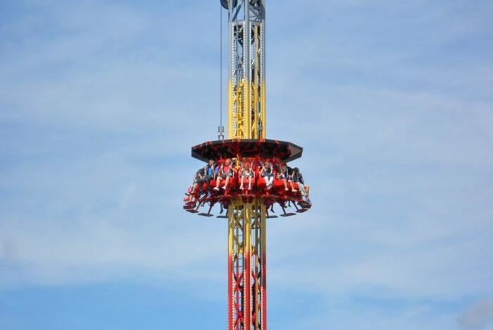 Drop tower - Wikipedia