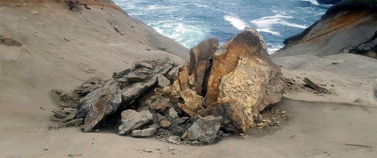 Duckbill (rock formation) Authorities Searching for Group Apparently Caught on Video Toppling