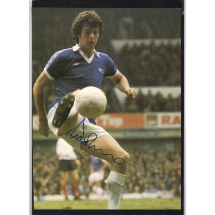 Duncan McKenzie (footballer, born 1912) Signed picture of Duncan McKenzie the Everton footballer