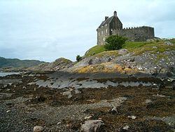 Duntrune Castle httpsuploadwikimediaorgwikipediacommonsthu
