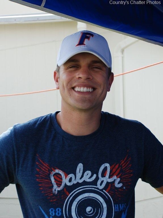 Dustin Lynch Dustin Lynch new single breaks into the Top 20 while lyric video