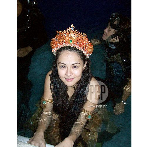 Marian Rivera smiling while wearing a crown during the taping of Dyesebel (2008 TV series)