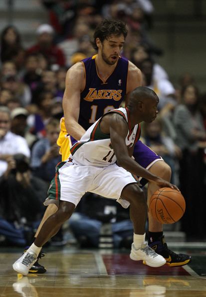 Earl Boykins Earl Boykins Pictures Los Angeles Lakers v Milwaukee