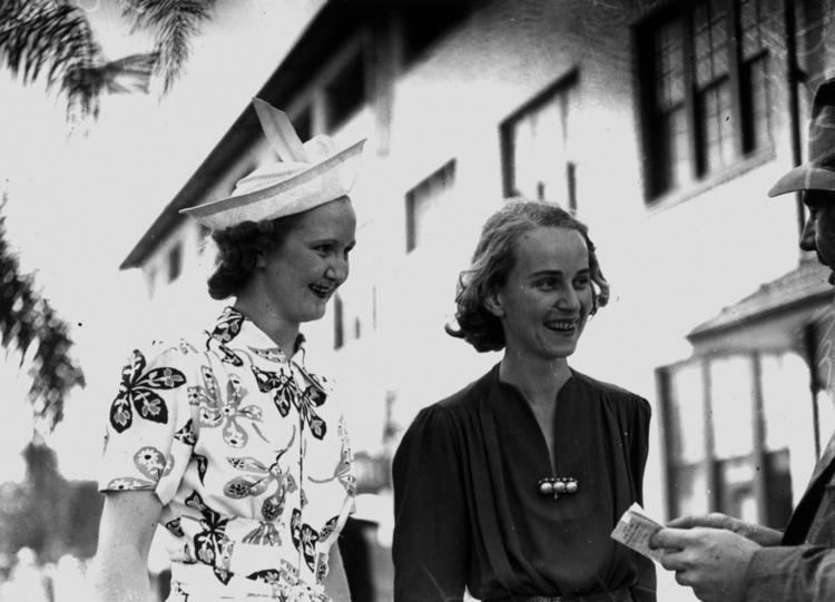 Edna Mann FileStateLibQld 1 125887 Edna Mann and Edna Parkes at Doomben Races