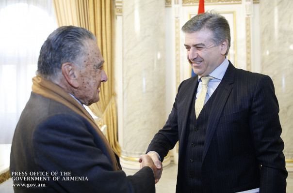 Eduardo Eurnekian Armenias premier hosts ArgentinianArmenian businessman Eduardo