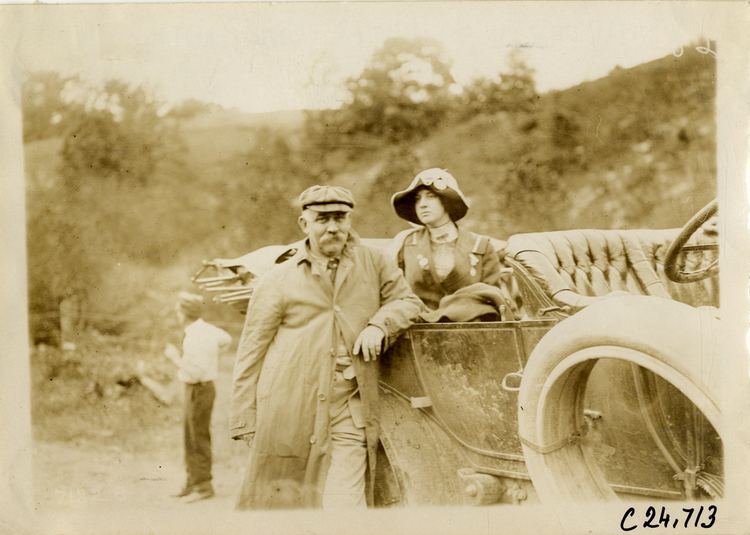 Edwin P. Ansley Edwin P Ansley and daughter posing with PierceArrow automobile