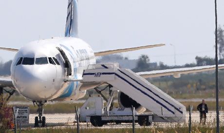 EgyptAir Flight 181 Arrested EgyptAir flight 181 hijacker had no real explosive belt
