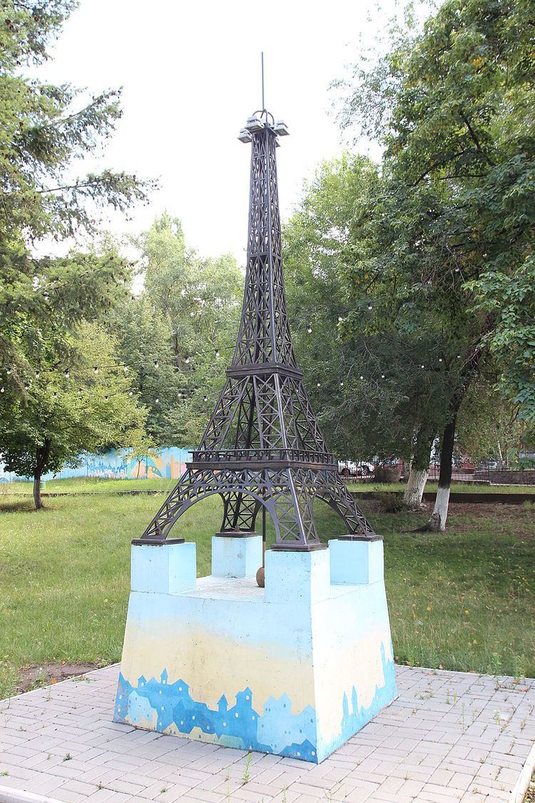 Eiffel Tower replicas and derivatives