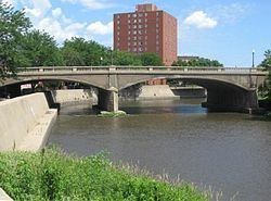 Eighth Street Bridge (Sioux Falls, South Dakota) httpsuploadwikimediaorgwikipediacommonsthu