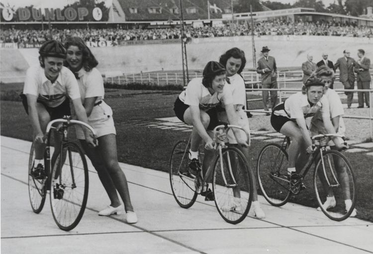 Eileen Gray (cyclist) British cycling pioneer Eileen Gray dies aged 95 Cycling Weekly