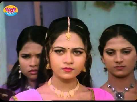 Mamta Soni as Radha wearing a pink dresss and yellow necklace n a scene from Ek Var Piyu Ne Malva Aavje, 2006.