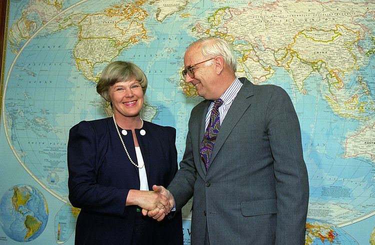 Elisabeth Rehn FileElisabeth Rehn and Les Aspinjpg Wikimedia Commons