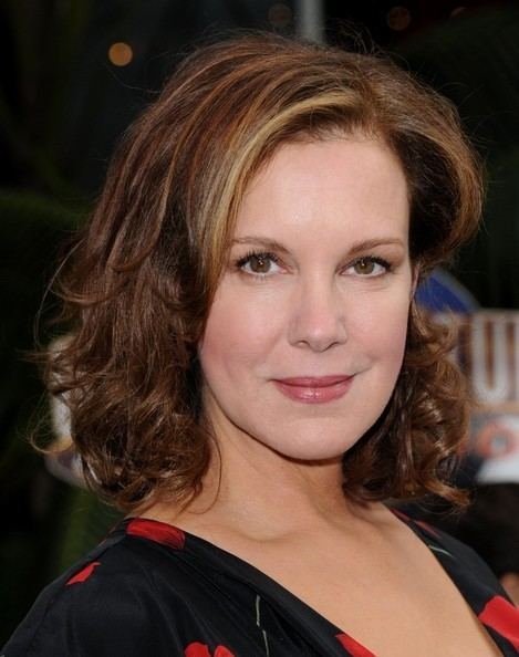 Elizabeth Perkins WEEDS39 Elizabeth Perkins Joins The Cast Of PREACHER