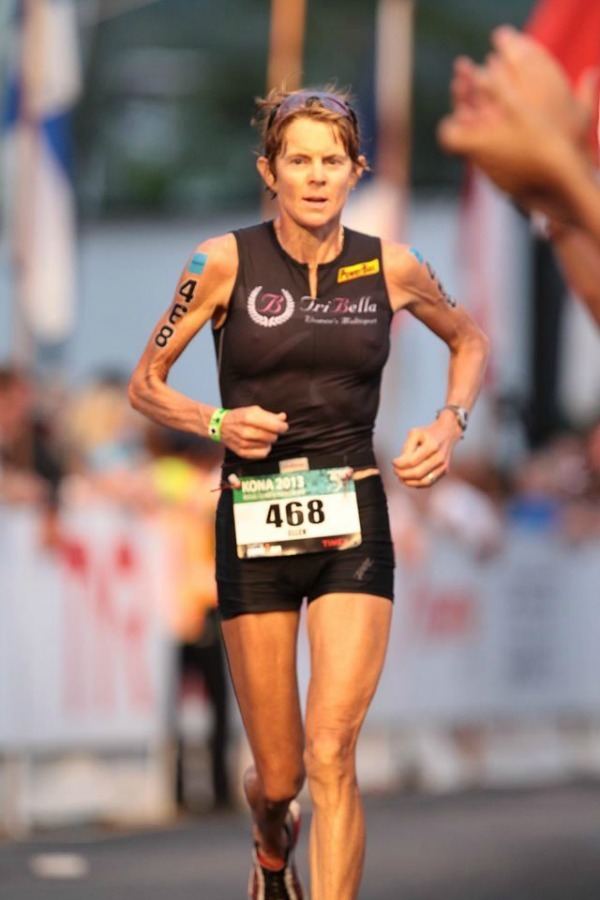 Ellen Hart Pena in her black top and black shorts while running