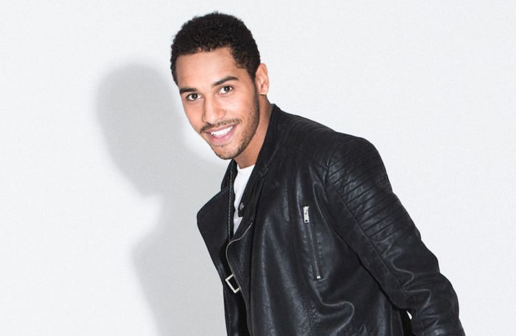 Elliot Knight QampA Elliot Knight Talks 39Once Upon a Time39 Merlin amp More