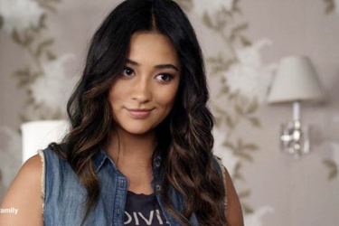 Emily Fields Emily Fields39 20 Best Sexified Looks on quotPretty Little Liarsquot Season