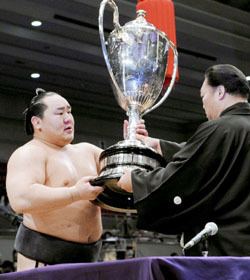 Emperor's Cup Asashoryu beats Hakuho earns 22nd Emperor39s Cup The Japan Times