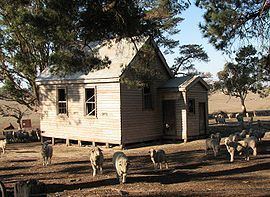 Emu Flat, Victoria httpsuploadwikimediaorgwikipediacommonsthu