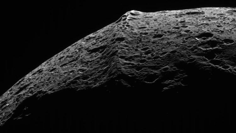 Equatorial ridge on Iapetus