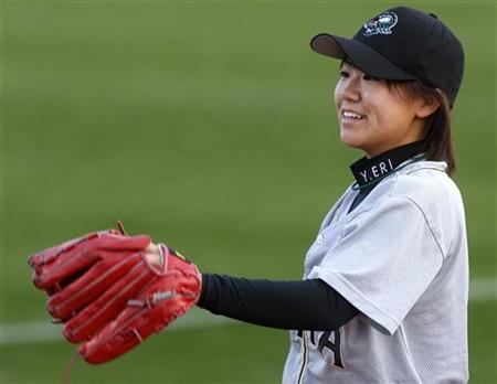 Eri Yoshida Japanese knuckle princess wows US baseball crowd