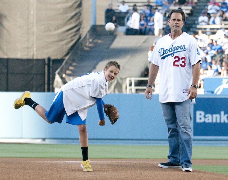 Eric Karros Los Angeles Dodgers honor UCLA baseball alumnus Eric Karros at