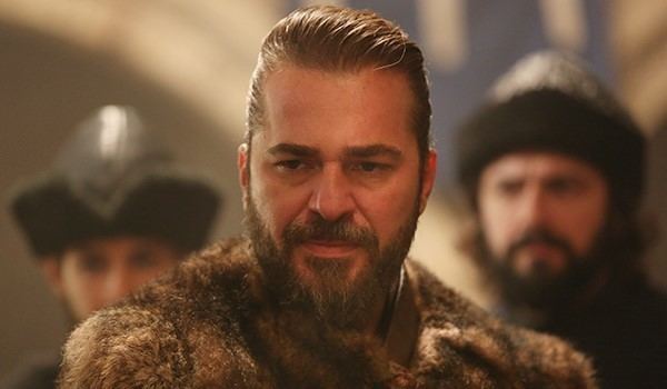 Scene from Diriliş: Ertuğrul, featuring Engin Altan Düzyatan as Ertuğrul Bey with mustache and beard and wearing a brown coat.