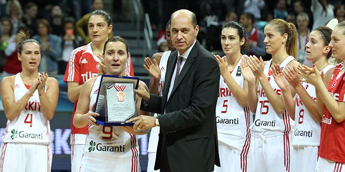 Esmeral Tunçluer Esmeral Tunluer Basketbola Veda Etti