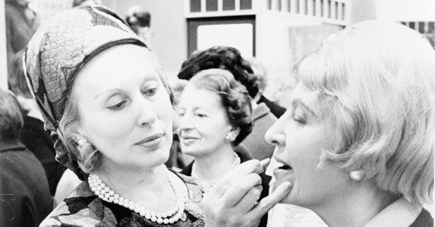  Estée Lauder: Businesswoman and Cosmetics Pioneer