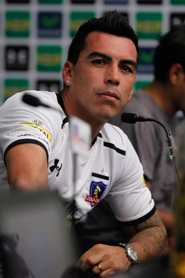 Esteban Paredes Esteban Paredes fue presentado como refuerzo de Colo Colo